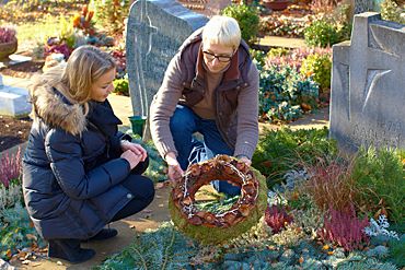 Kreativer Grabschmuck für Herbst und Winter