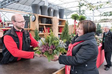 Friedhofsgärtner beraten einfühlsam in Sachen Trauer- und Grabschmuck und fertigen individuelle Blumengrüße an. Foto: GdF, Bonn