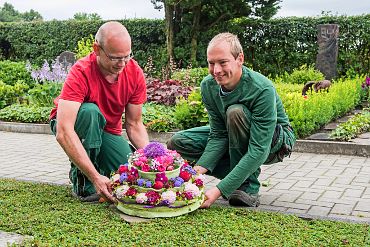 Friedhofsgärtner fertigen individuellen Grabschmuck und einzigartige Grabbepflanzungen.